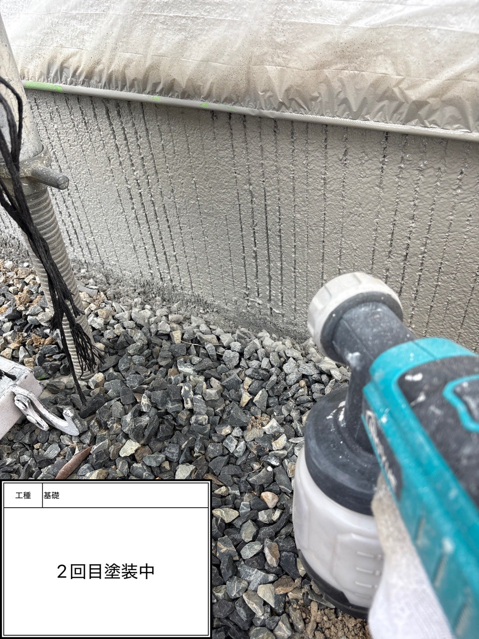 付帯部上塗り2回目塗装（施工中）